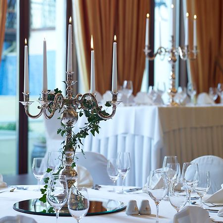 Grand Serai Congress And Spa Янина Экстерьер фото A candelabra on a table