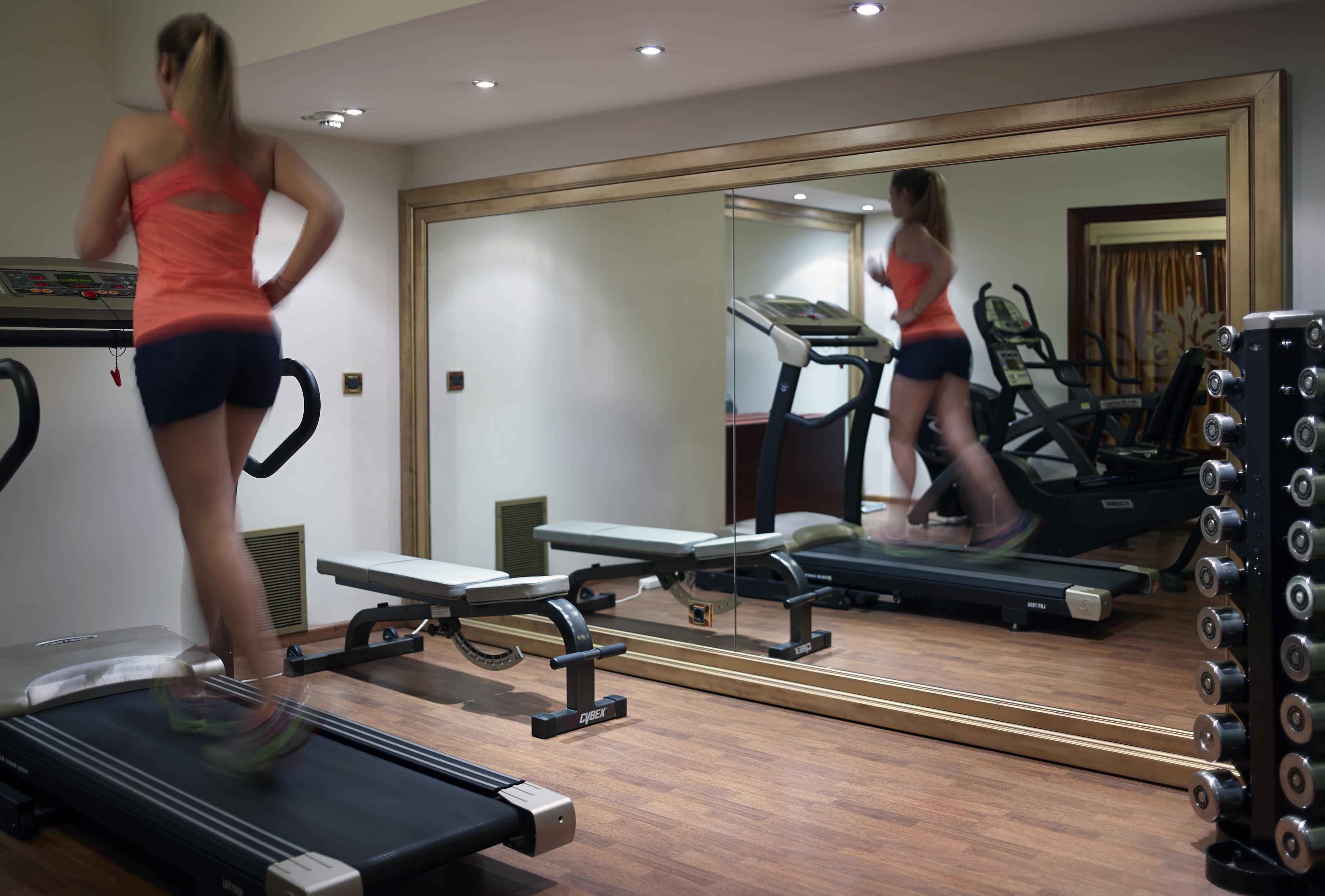 Grand Serai Congress And Spa Янина Экстерьер фото A woman exercising on a treadmill