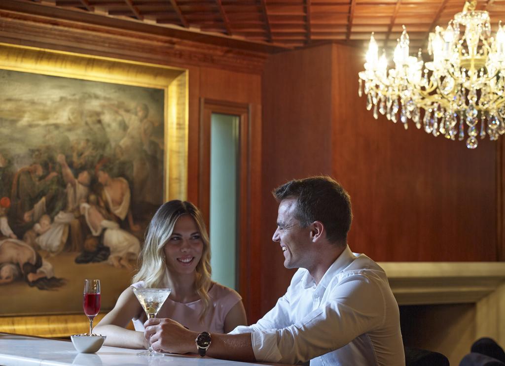 Grand Serai Congress And Spa Янина Экстерьер фото A couple at a bar