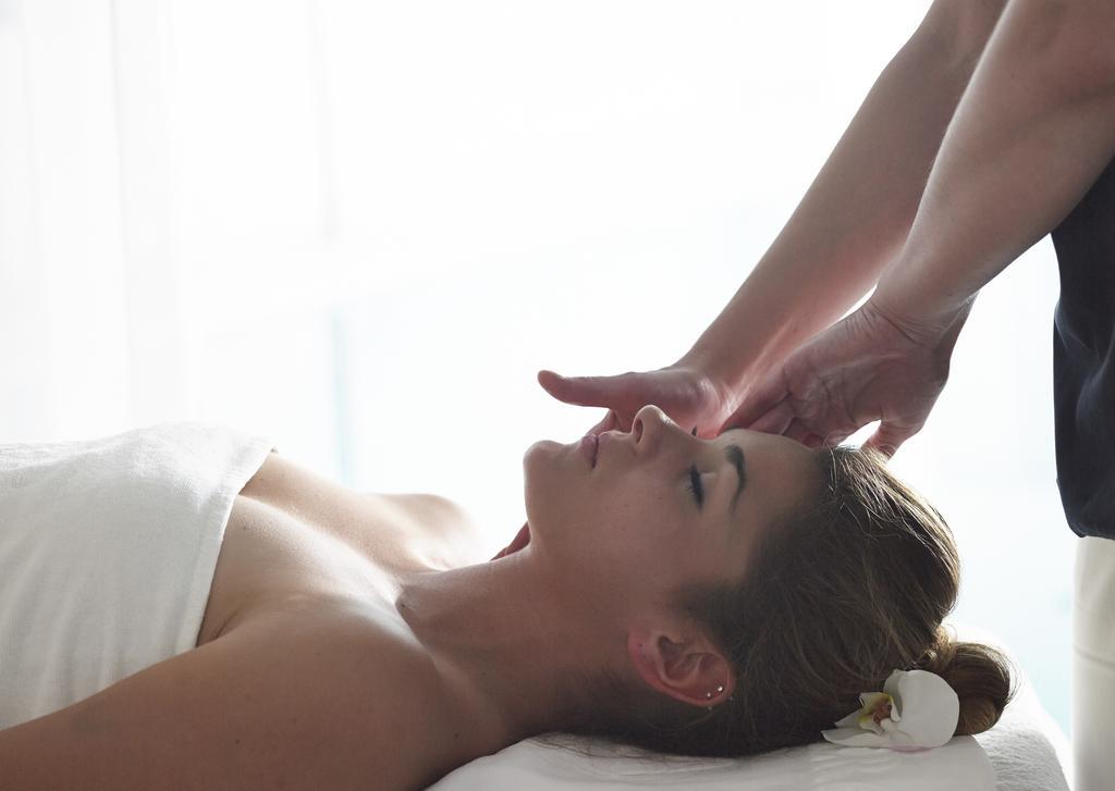 Grand Serai Congress And Spa Янина Экстерьер фото A woman receiving a head massage